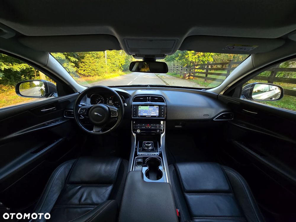 Jaguar XE 2.0 D Prestige - 8