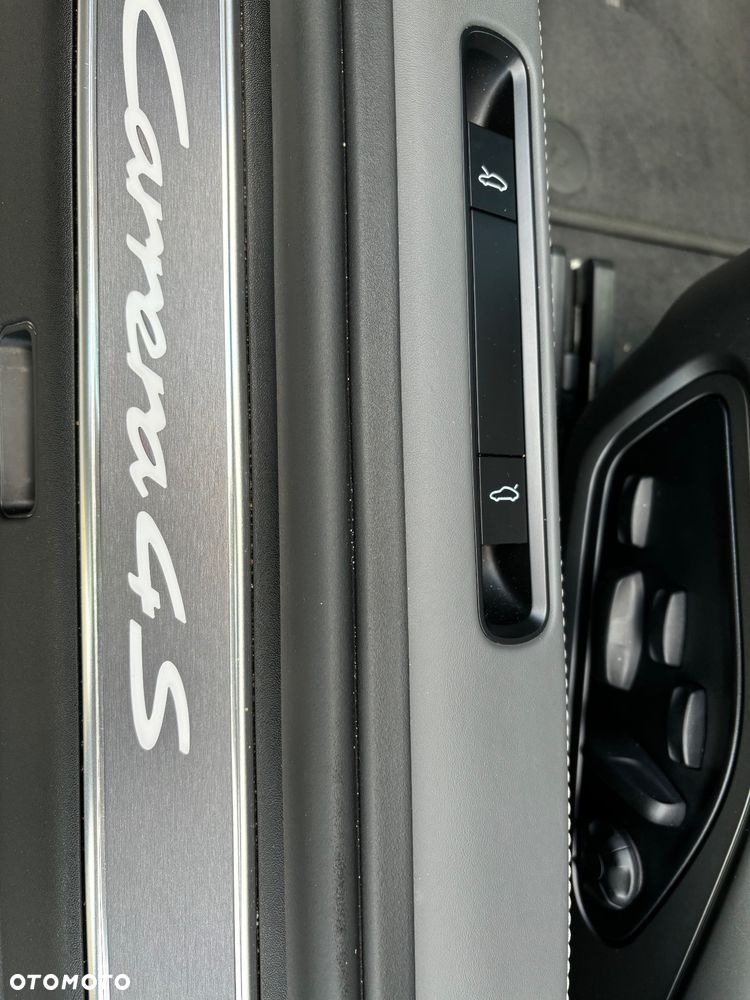 Porsche 911 Carrera 4S Cabrio - 16