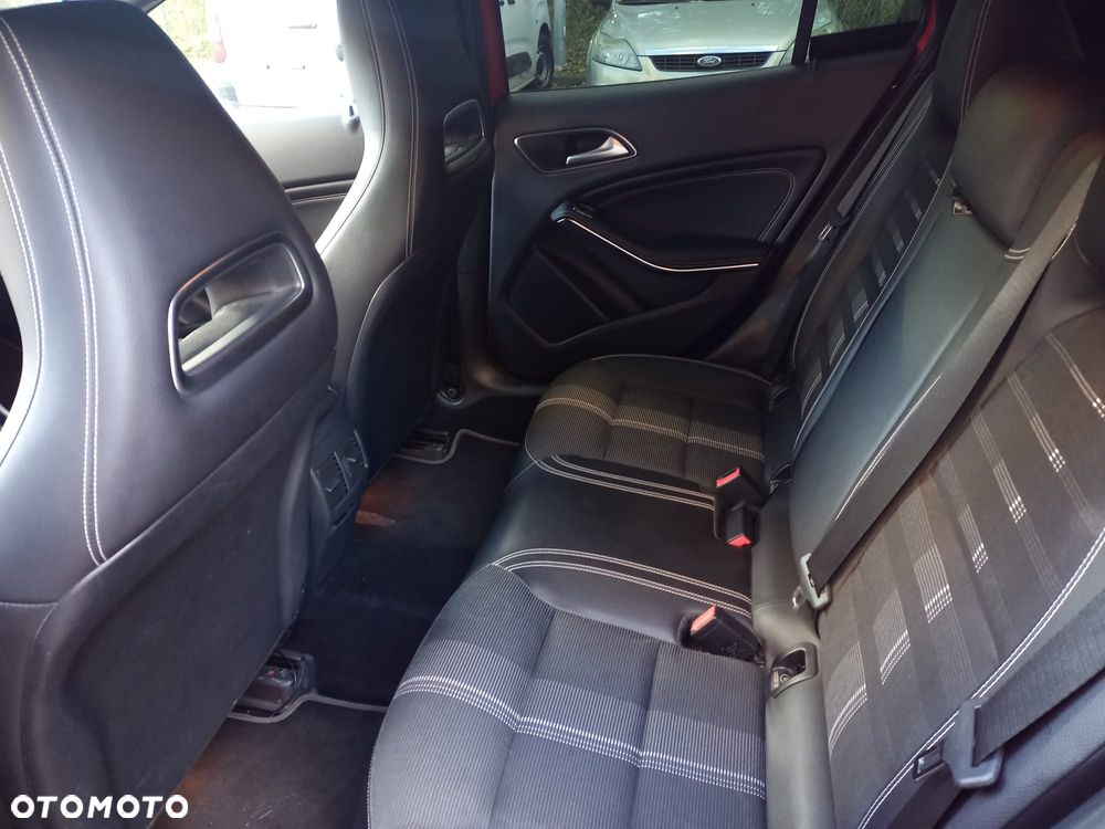 Mercedes-Benz GLA 220 4-Matic Urban - 10