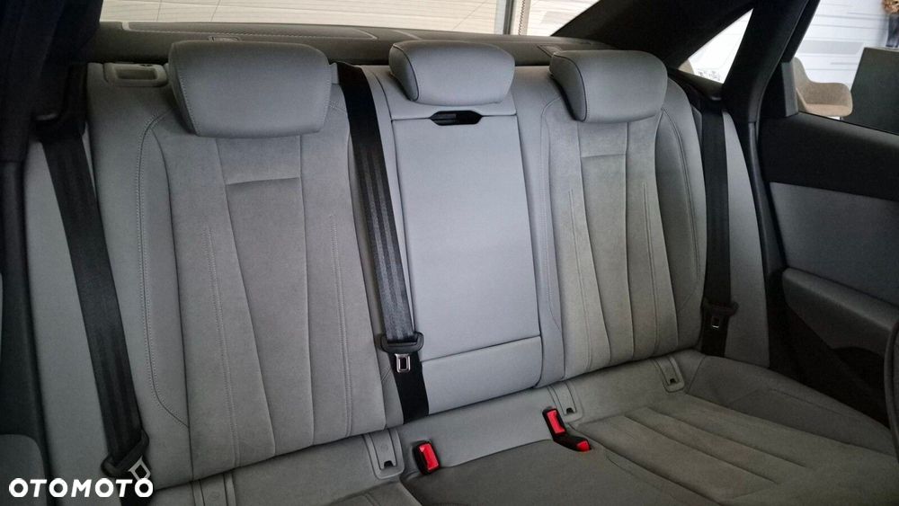 Audi A4 Limousine - 13