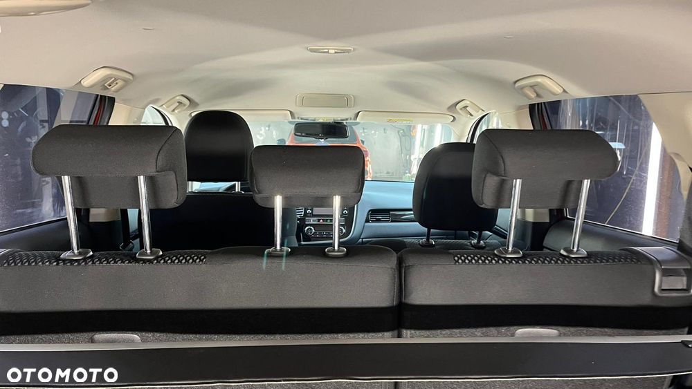 Mitsubishi Outlander 2.0 Invite + 2WD - 20