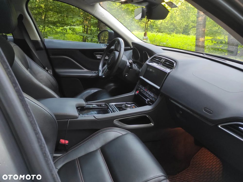 Jaguar F-Pace 30t AWD Prestige - 11