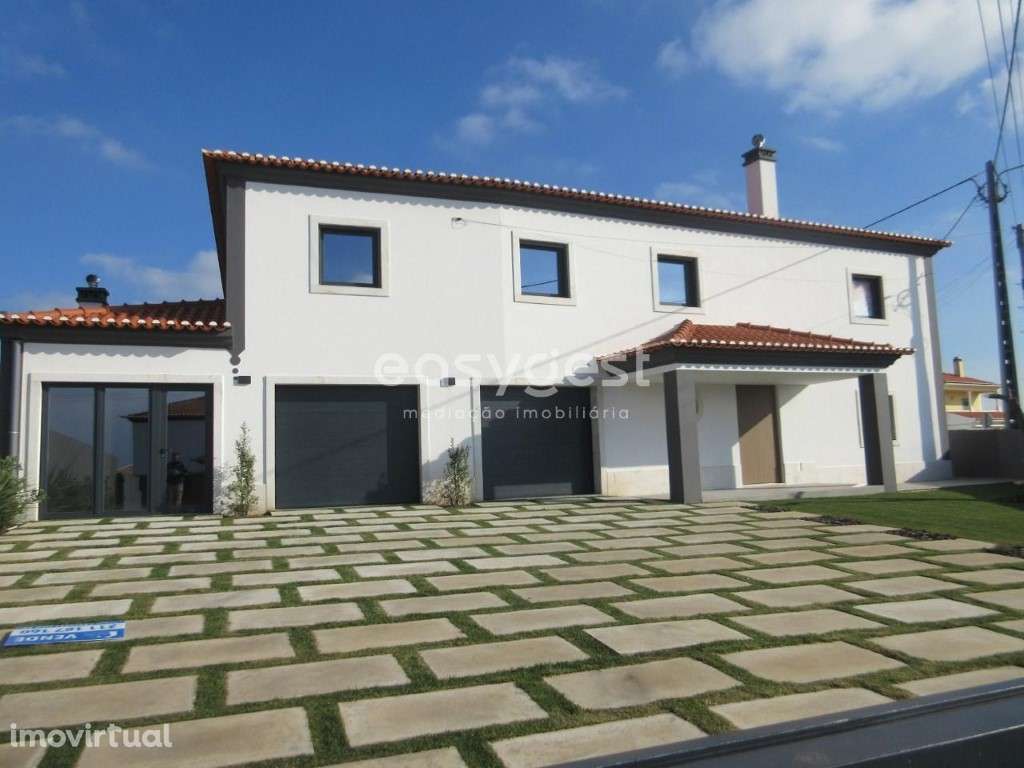 Moradia Bifamiliar T4 + T2 de excelente qualidade a 2,5 km da praia. - Grande imagem: 3/39