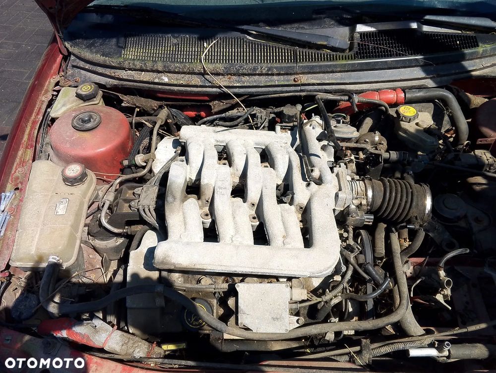 Ford Mondeo Mk2 ST24 Ghia (97-00r.) 2.5 B 170KM. Silnik SEA  (lub: 4077179) Skrzynia RMXS7R-7002-EA (RMXS7R 7002 EA) (RMXS7R7002EA), MTX75 lakier Pepper Red (Metallic).Cały na części. GWARANCJA !!!  Przód Tył Zestaw Komplet Drzwi Klapa Zderzak Błotnik Maska Grill Atrapa Szyba Pas Lampa Lusterko Boczki Fotel Kanapa Kokpit Deska Rozdzielcza Przełącznik Włącznik Sterownik Przewody Wiązka Instalacja Moduł Komputer Czujnik Listwa Pompa Alternator Wtryski Głowica Rozrusznik Kompresor Sprzęgło Dwumas Silnik Skrzynia ABS Klimatyzacji Paliwa Wspomagania Kolektor Turbina Przepustnica Zawór Chłodnica Koło Hak Belka Sanki Zawieszenie Mcpherson Półoś Amortyzator Wydech Tłumik Zacisk Most - 9