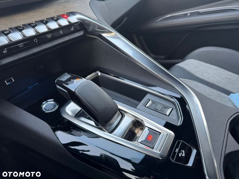 Peugeot 3008 1.6 PureTech HYbrid4 GT Line S&S EAT8 - 32