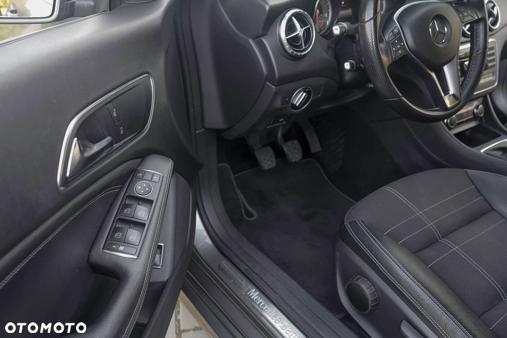 Mercedes-Benz CLA 180 AMG Line - 17