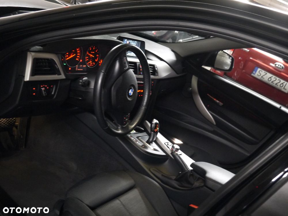 BMW Seria 3 320d Touring Efficient Dynamics Edition - 36