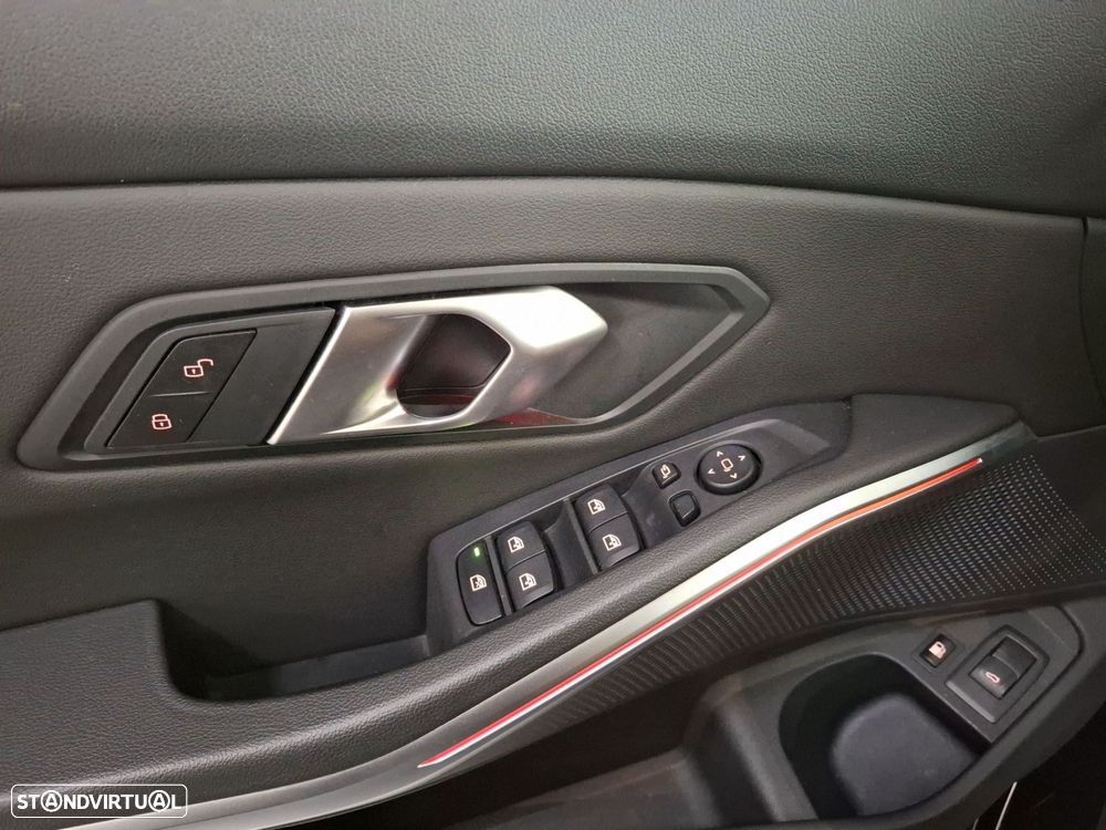 BMW 330 e Pack Desportivo M Auto — fotografia 17