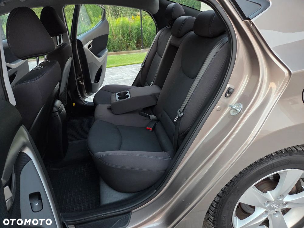 Hyundai Elantra 1.6 Comfort - 27