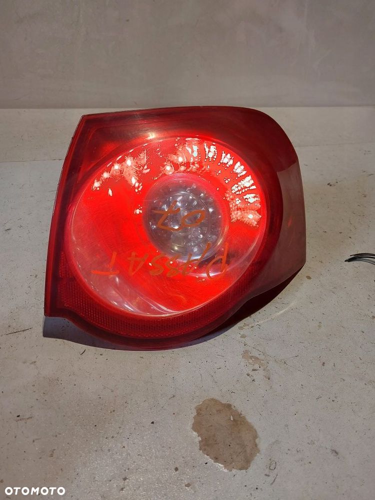 Prawa tylna lampa vw passat b6 kombi prawy tył