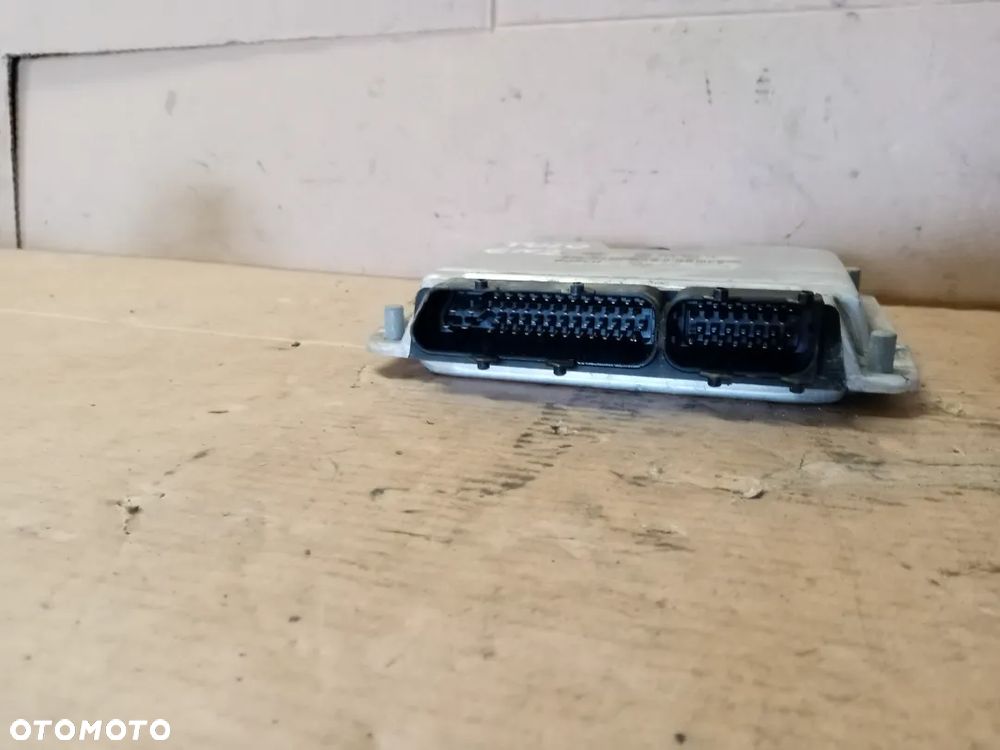 Komputer sterownik silnika VW Polo 6N2 1.0 MPI 030906032CE - 2
