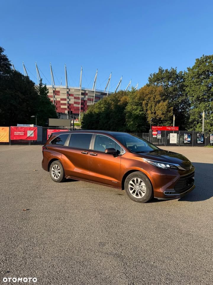 Toyota Sienna - 1