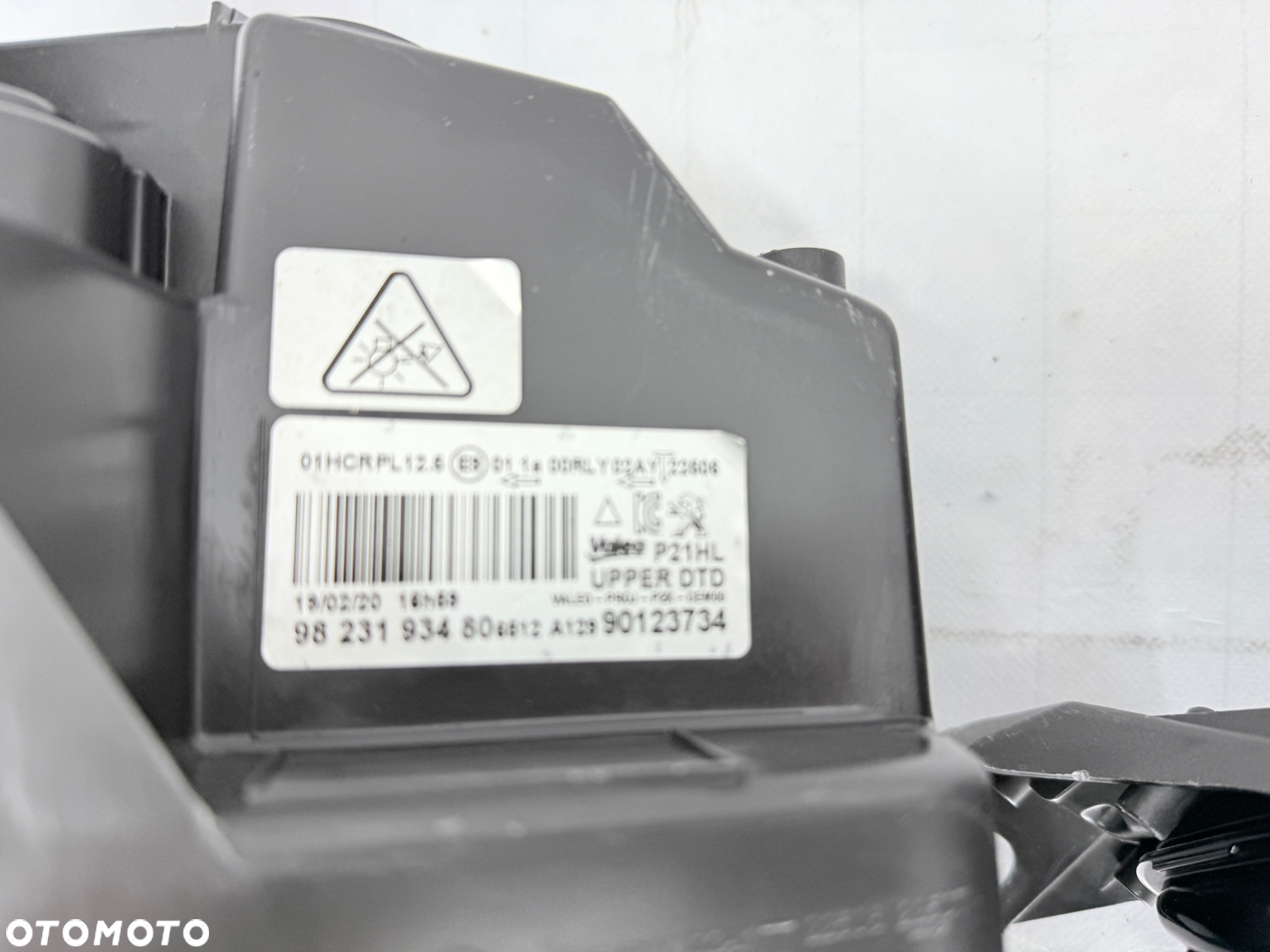 Lampa przednia prawa lewa Peugeot 208 II 2 - 4