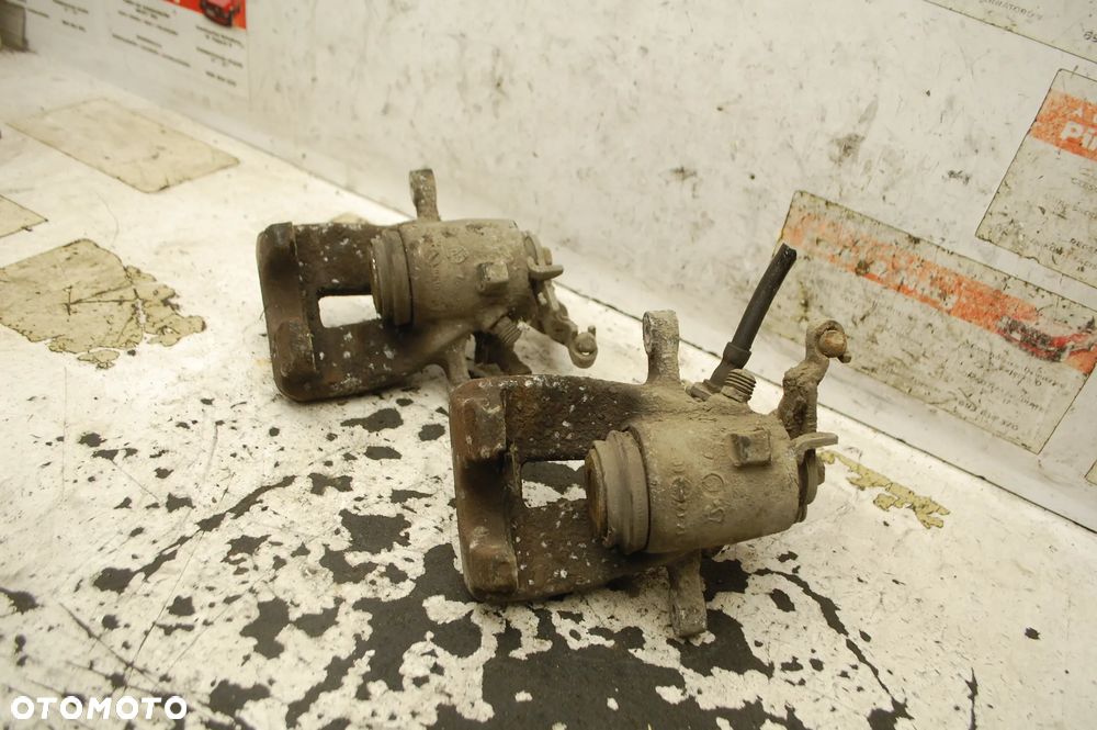 ZACISK HAMULCOWY PRAWY LUB LEWY TYŁ TYLNY SKODA SUPERB II 1.8 TSI SEAT ALTEA VW GOLF V AUDI TRW 518402 518221 - 14