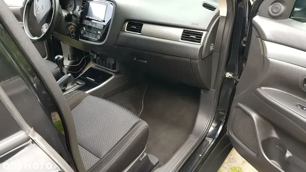 Mitsubishi Outlander 2.0 Invite + 2WD - 19
