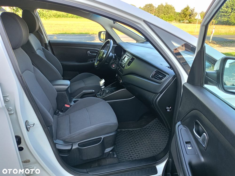 Kia Carens - 12
