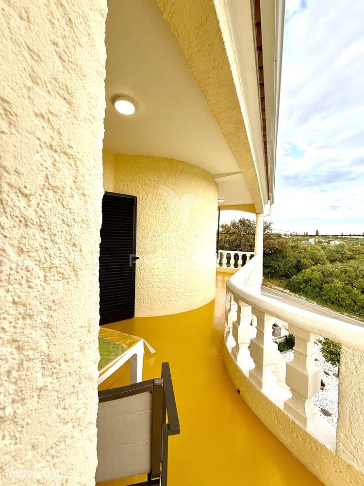 Moradia isolada com Piscina e garagem - Grande imagem: 5/39