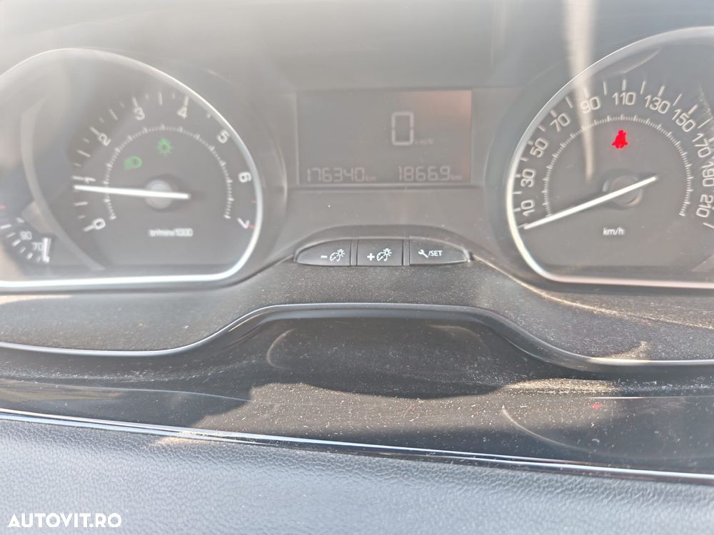 Peugeot 208 1.2 L PureTech Active - 9