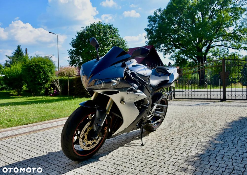 Yamaha R1 - 11