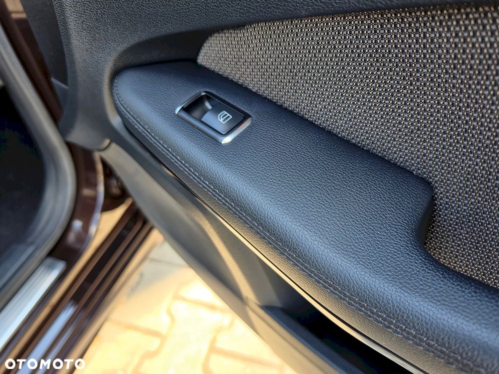 Mercedes-Benz Klasa E 250 CDI DPF BlueEFFICIENCY Avantgarde - 22