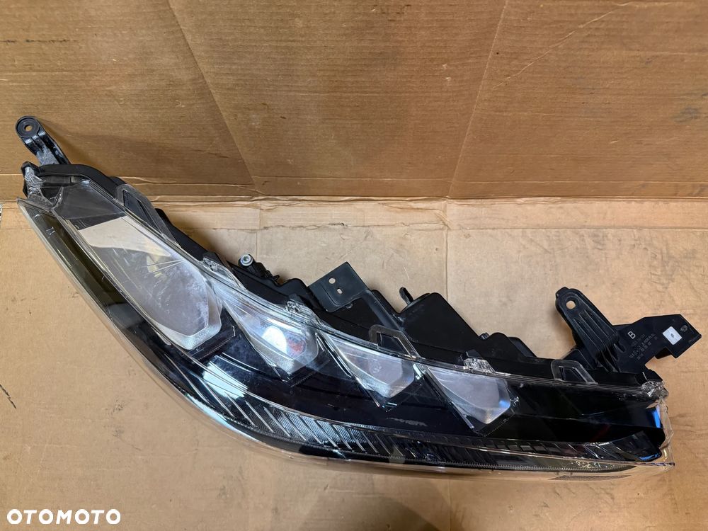 Lampa prawa Toyota Corolla Cross 2022- OE - 2