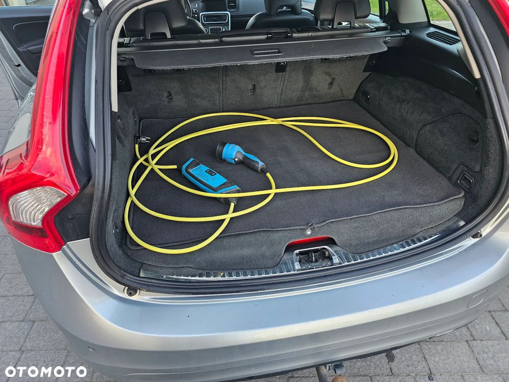 Volvo V60 D6 AWD Plug-in Hybrid Momentum - 27