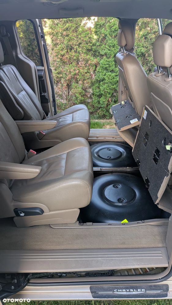 Chrysler Town & Country - 12