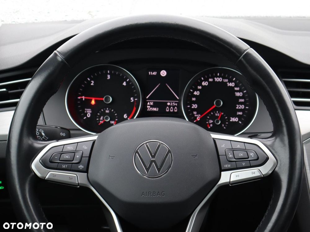 Volkswagen Passat - 13