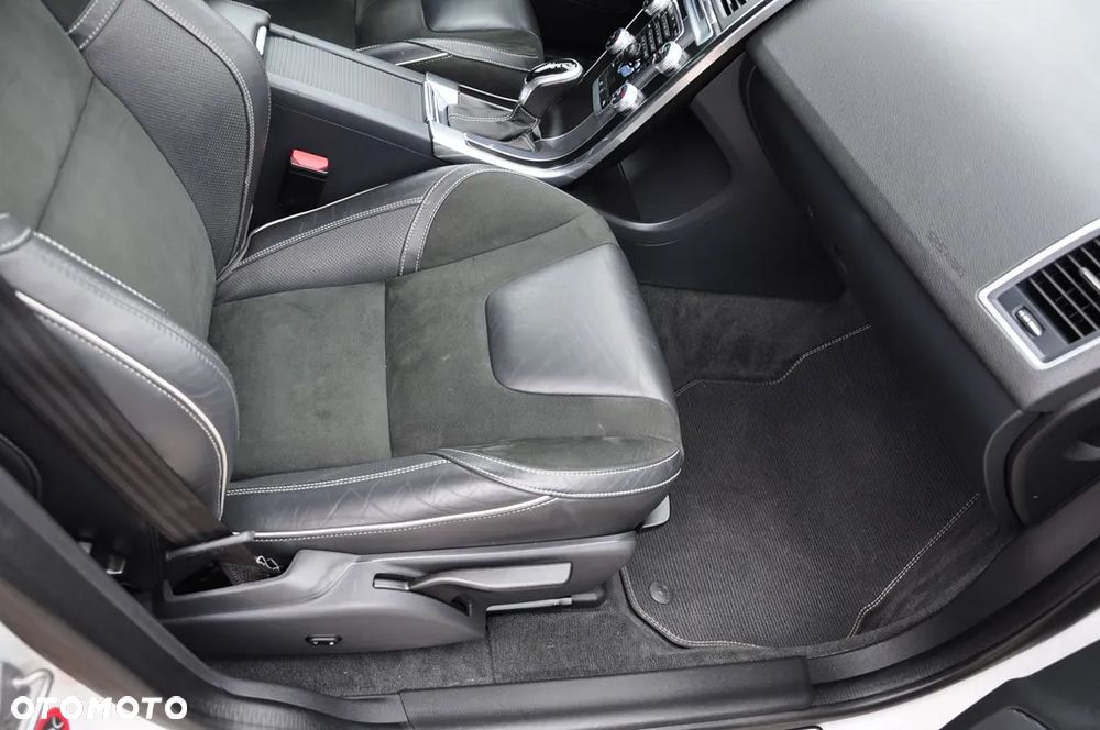 Volvo XC 60 D4 AWD R-Design Momentum - 29