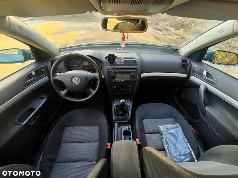Skoda Octavia 1.6 Combi Ambiente - 16