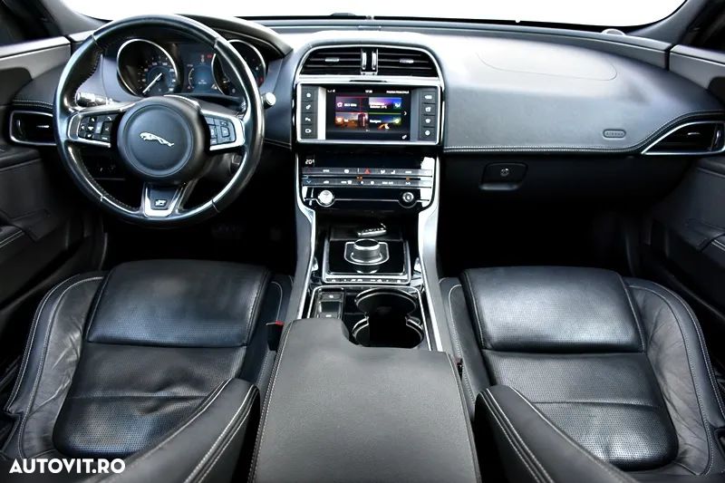 Jaguar XE 2.0 R-Sport - 4