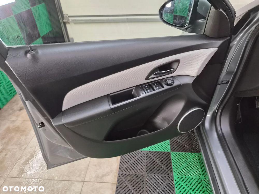 Chevrolet Cruze 1.6 LS+ - 24