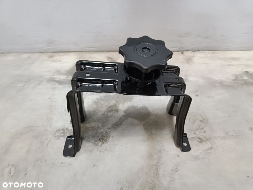 Mocowanie koła zapasowego Audi A4 B8 A5 8K0802715A - 1