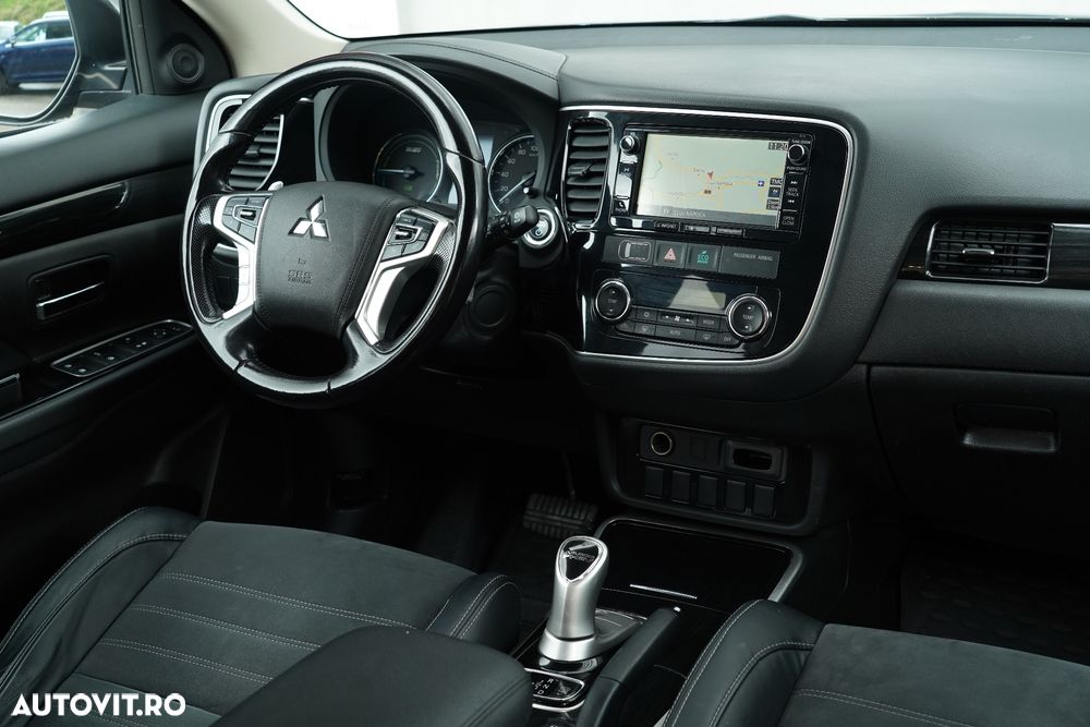 Mitsubishi Outlander 2.0 4WD Plug-In Hybrid - 14