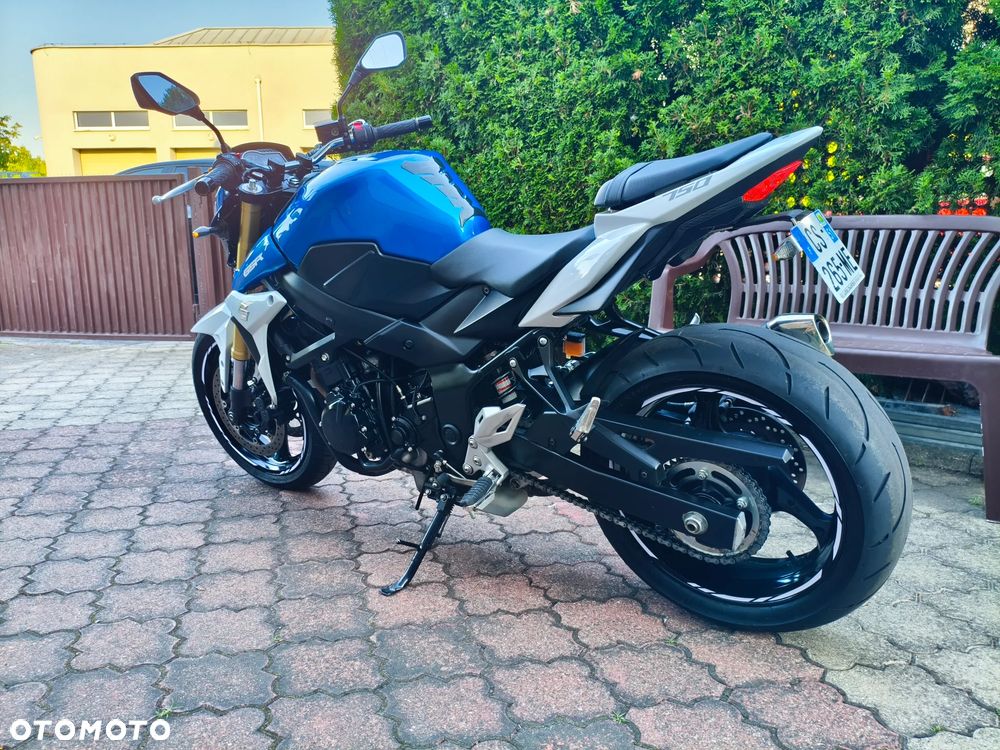 Suzuki GSR - 12
