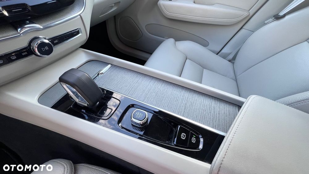 Volvo XC 60 B4 D AWD Plus Bright - 19