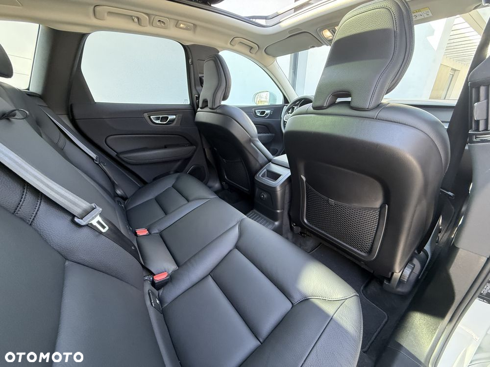Volvo XC 60 T6 AWD Plug-in Hybrid Plus Bright - 36