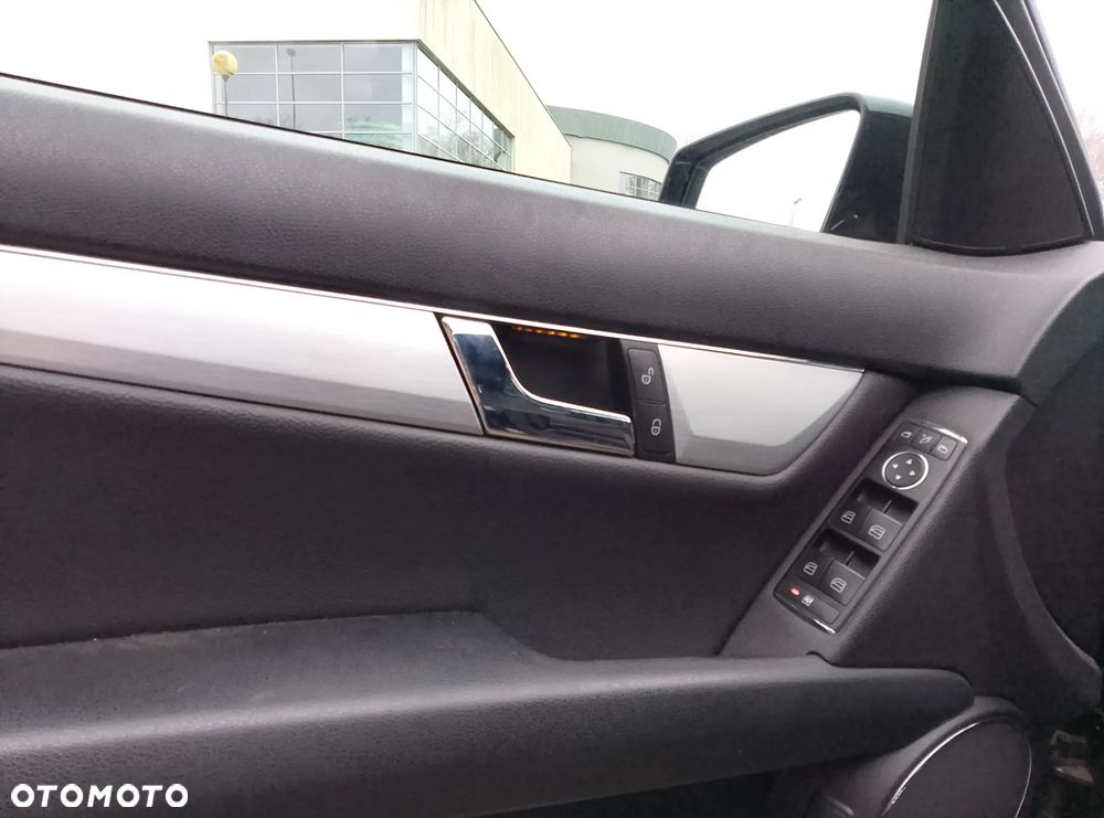 Mercedes-Benz Klasa C 180 Kompressor BlueEFFICIENCY Avantgarde - 15