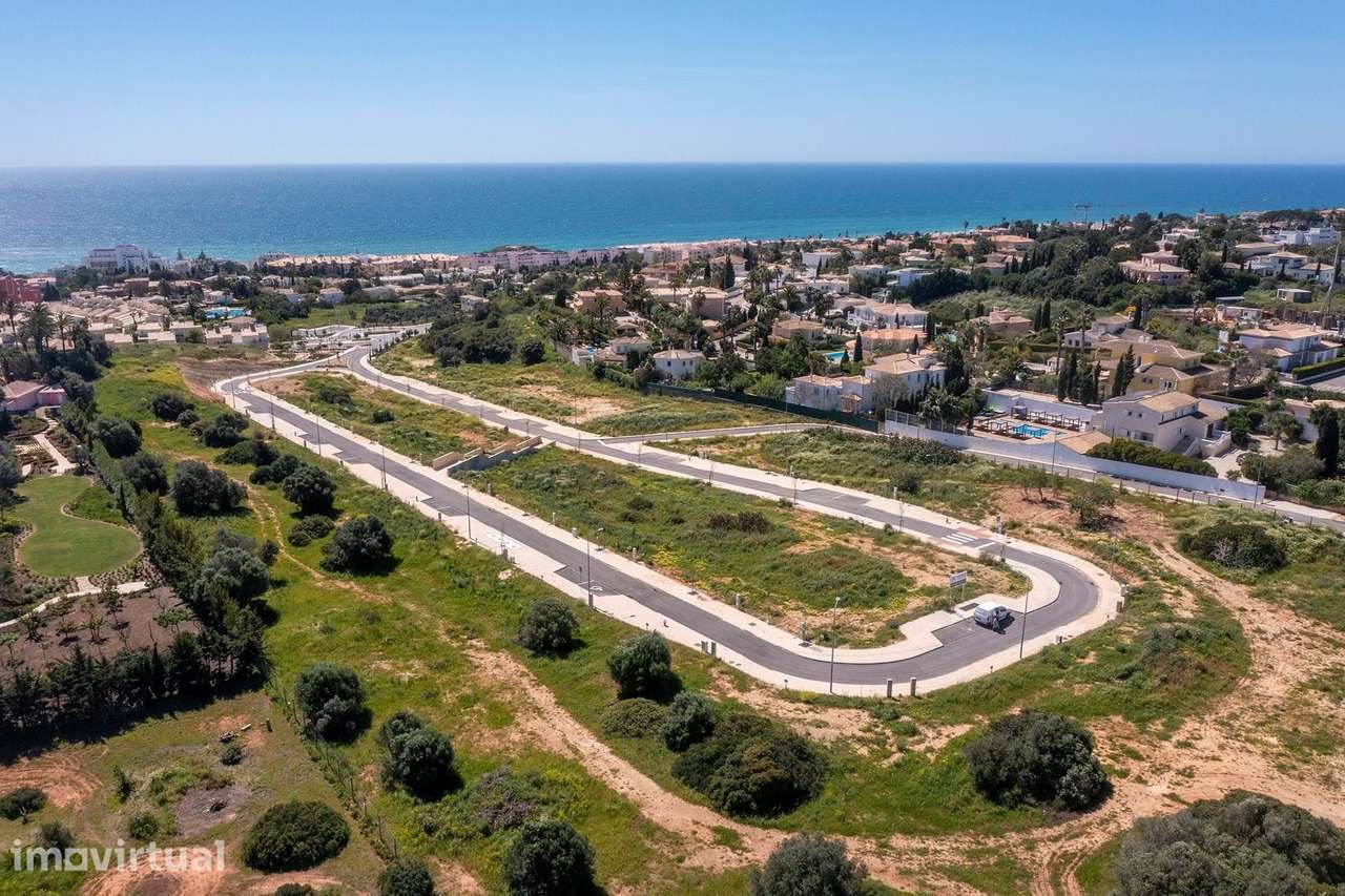 OPORTUNIDADE DE CONSTRUÇÃO – LOTE URBANO NA PRAIA DA LUZ - Grande imagem: 2/9