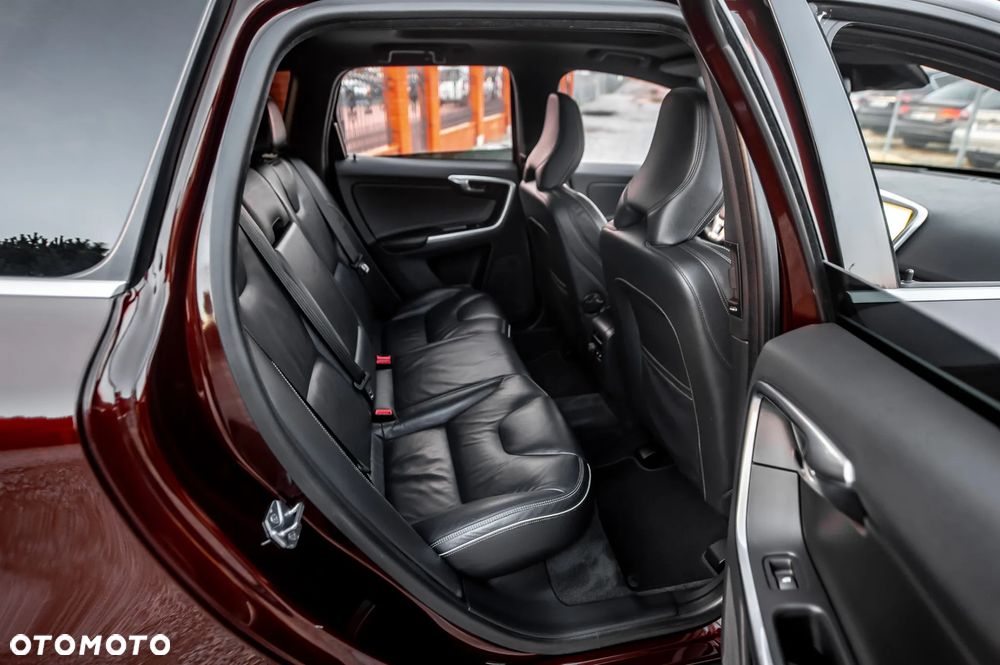 Volvo XC 60 D5 AWD R-Design Momentum - 38