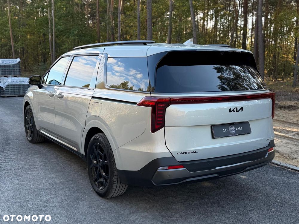 Kia Carnival - 11