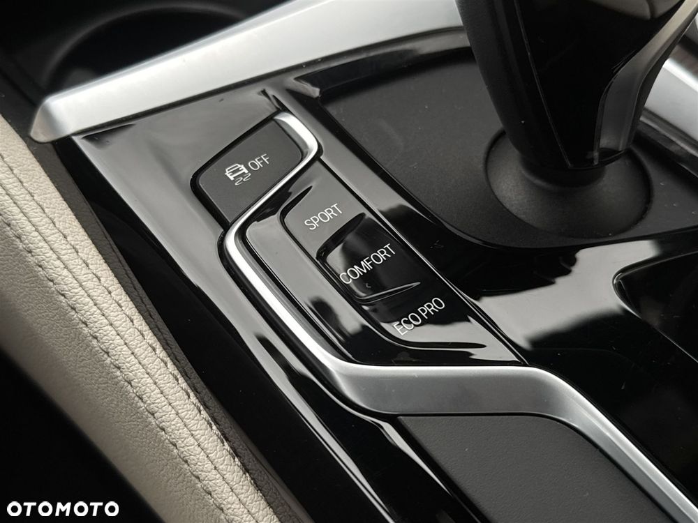 BMW Seria 5 520d xDrive - 16