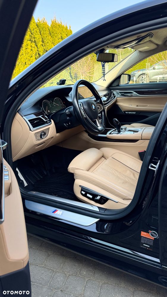 BMW Seria 7 750i xDrive - 34