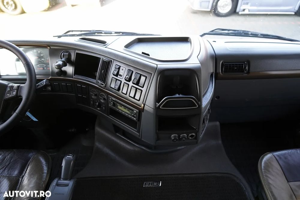 Volvo FH16 / 700 / 6x4 / SISTEM HIDRAULIC / RETARDER / TRACTOR CU 3 AXE / MASĂ PUTERNICĂ 120 T - 32