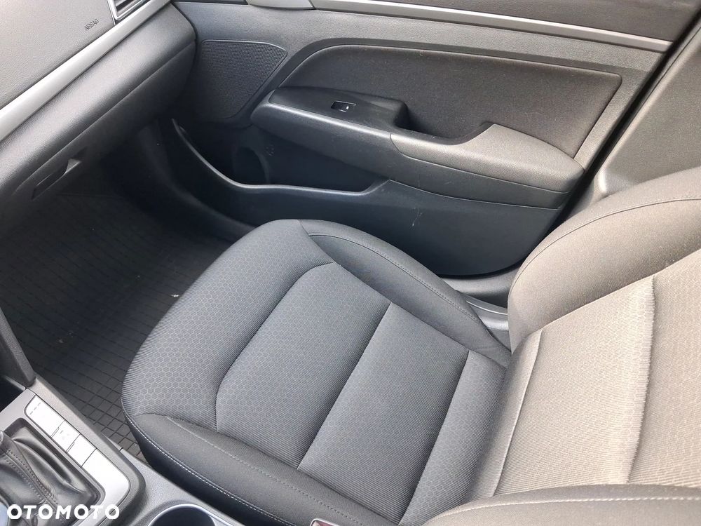 Hyundai Elantra 1.6 Style - 24