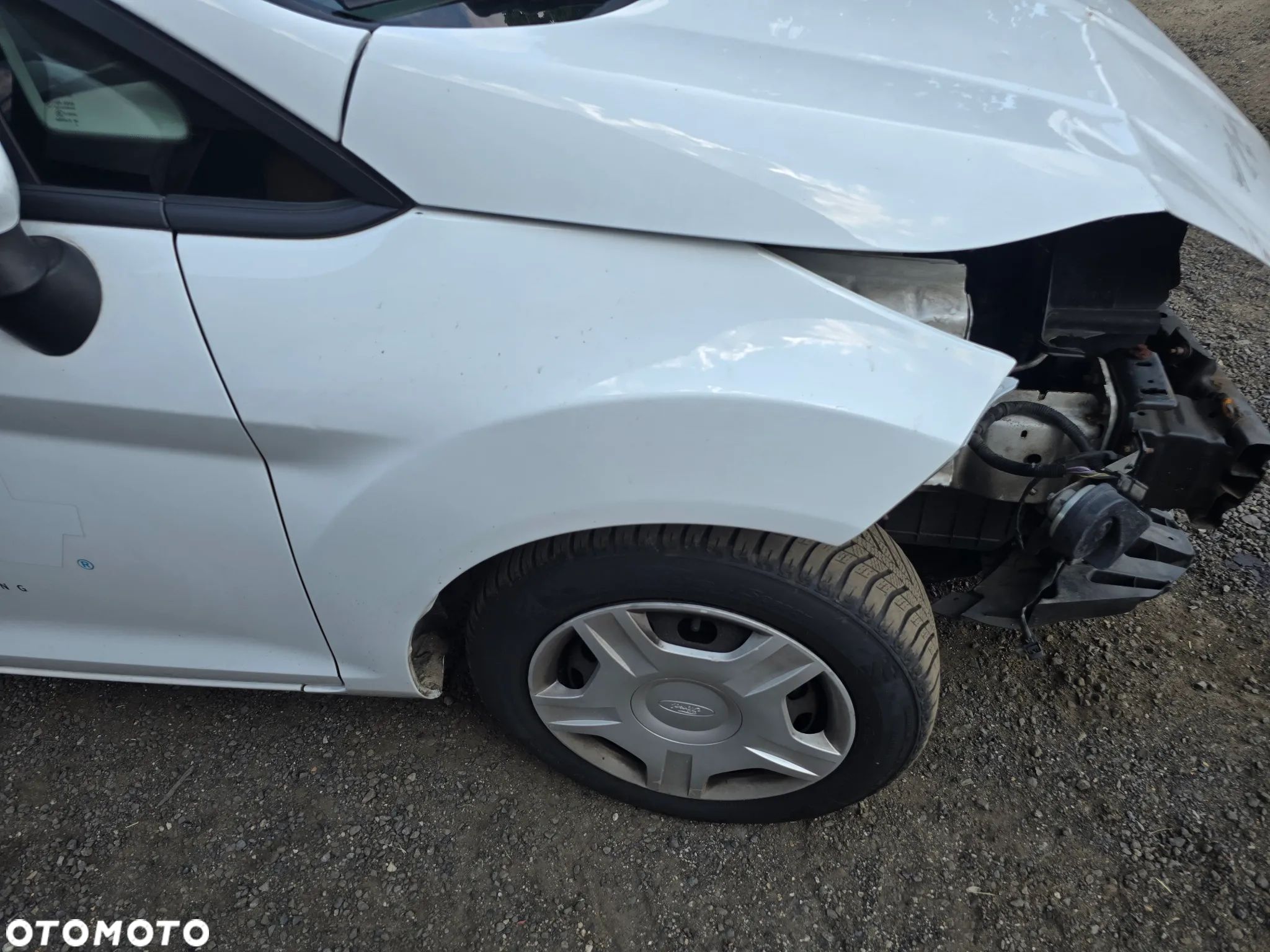 Błotnik prawy przód ford Fiesta mk7 lift w kolorze bialym - 1