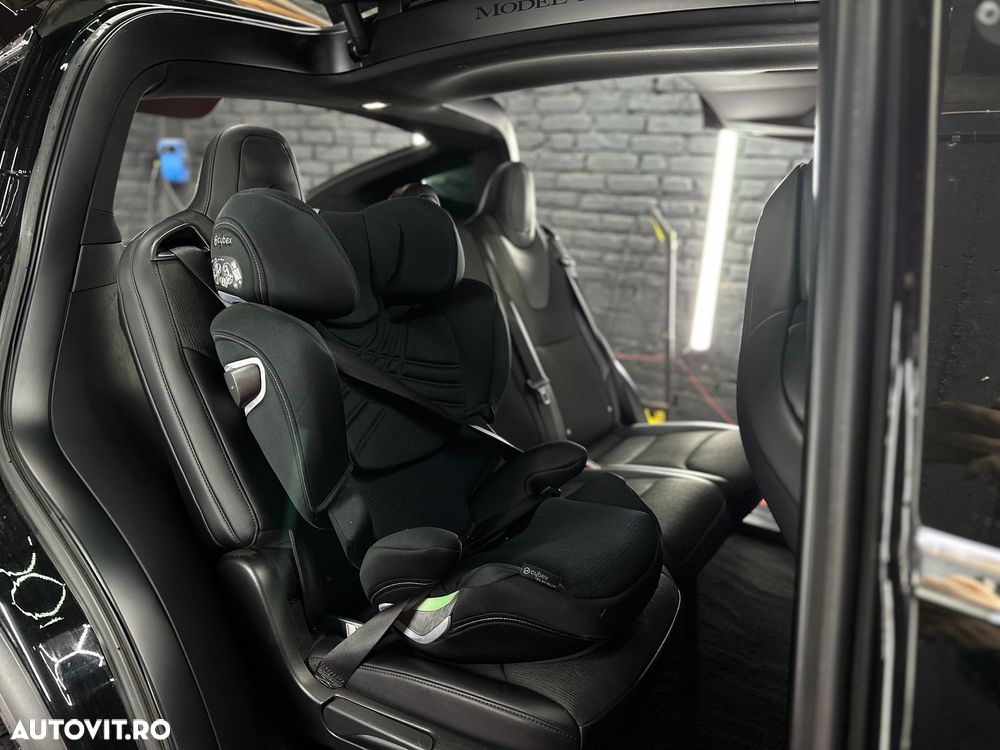 Tesla Model X - 16