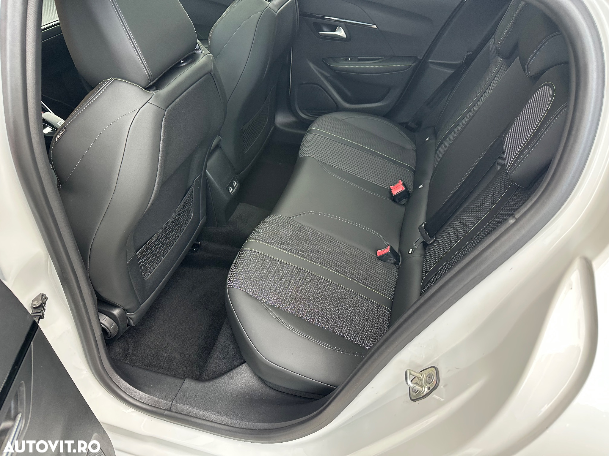 Peugeot 208 PureTech 130 EAT8 GT - 32
