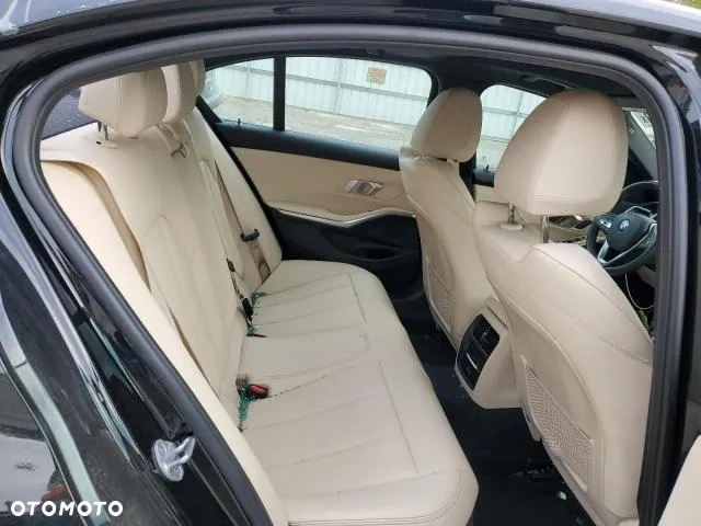 BMW Seria 3 330i sport - 10