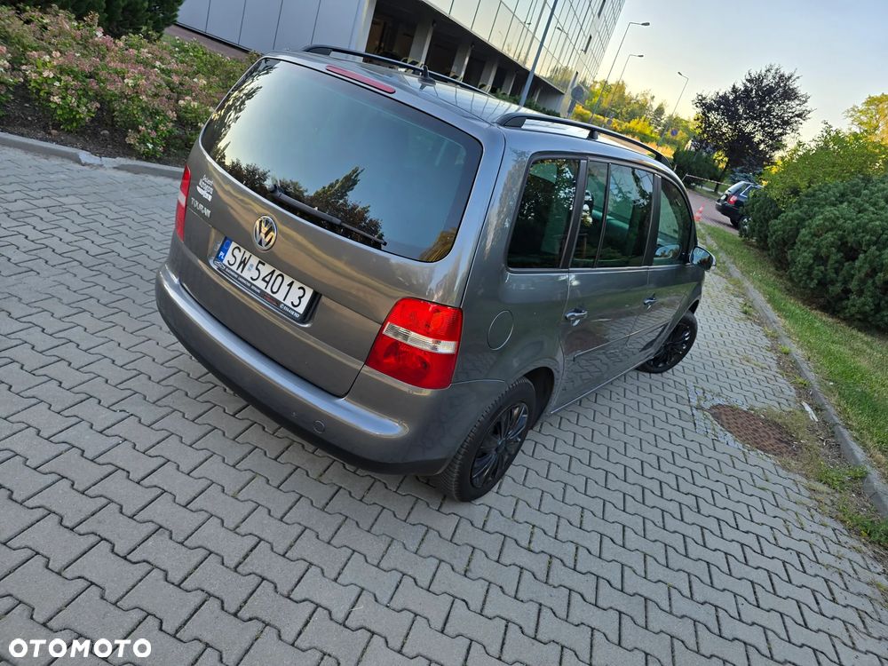 Volkswagen Touran 1.6 FSI - 9